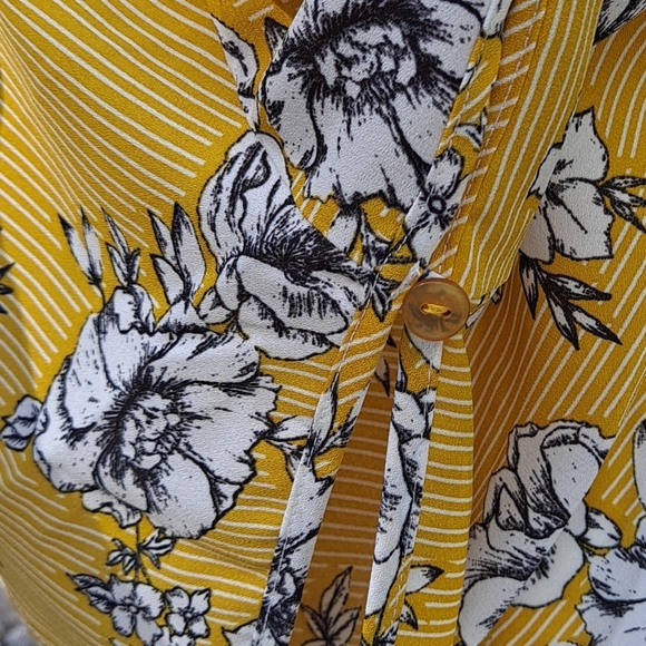 Lovely Top with Black and White Floral Pattern on Mustard Background Size M - Picture 4 of 9